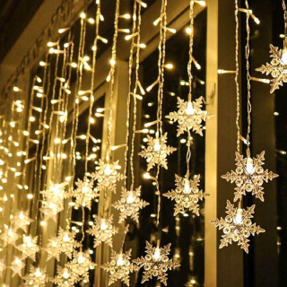 Atârnând fulgi de zăpadă lanț luminos - lumină caldă
